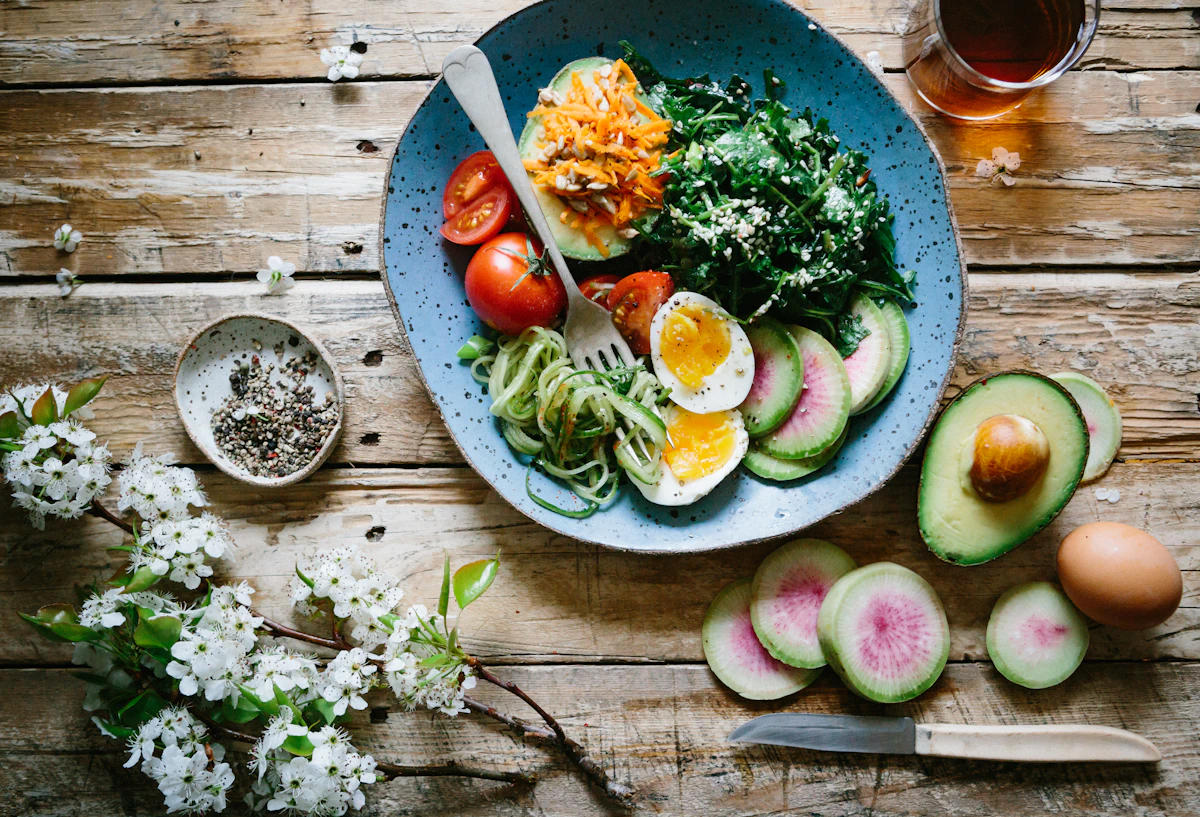 Una bowl di ceci, avocado e verdure colorate